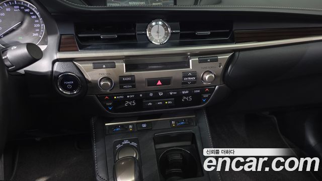 Lexus ES 2018 — photo 33