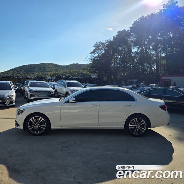 Mercedes-Benz E-Class 2023 — photo 3