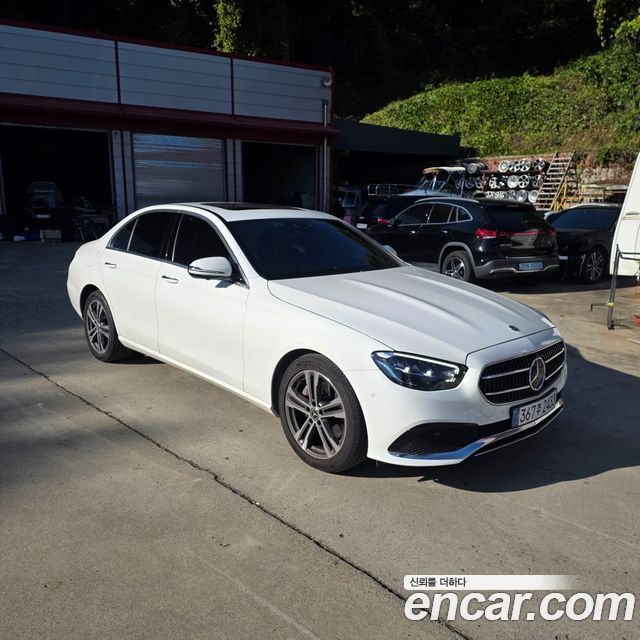 Mercedes-Benz E-Class 2023 — photo 8