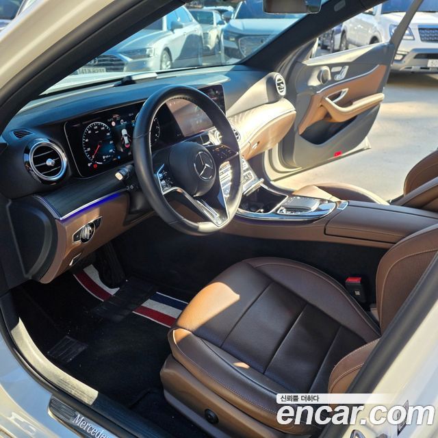 Mercedes-Benz E-Class 2023 — photo 9