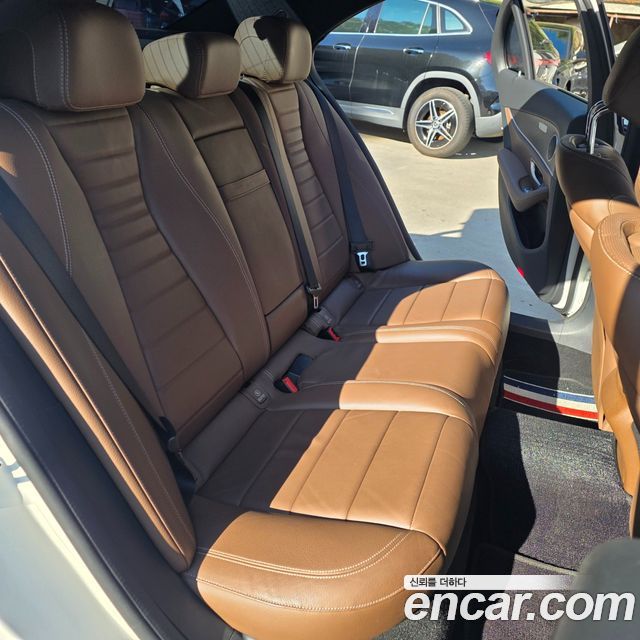 Mercedes-Benz E-Class 2023 — photo 12