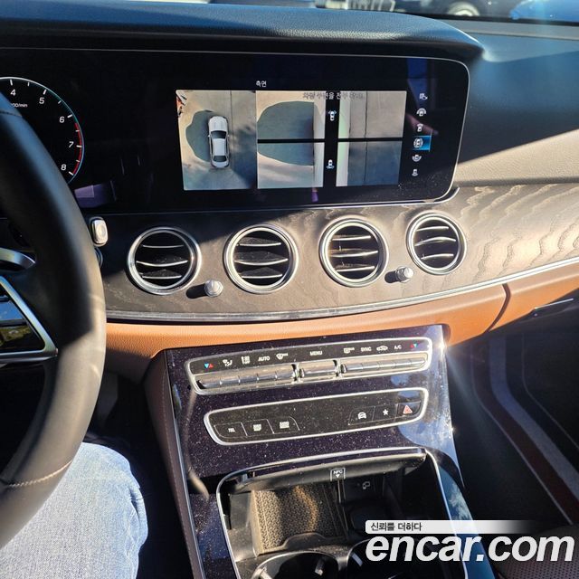 Mercedes-Benz E-Class 2023 — photo 17