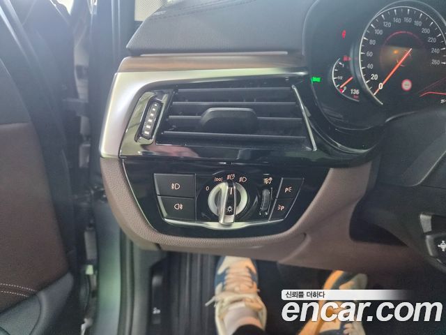 BMW 5-Series 2018 — photo 11