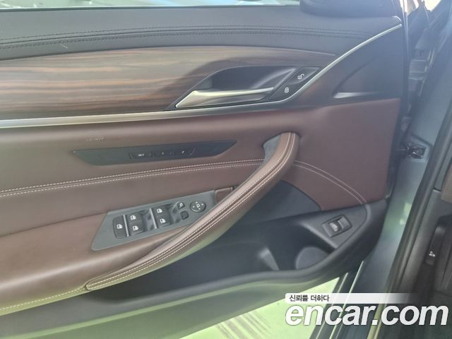 BMW 5-Series 2018 — photo 12