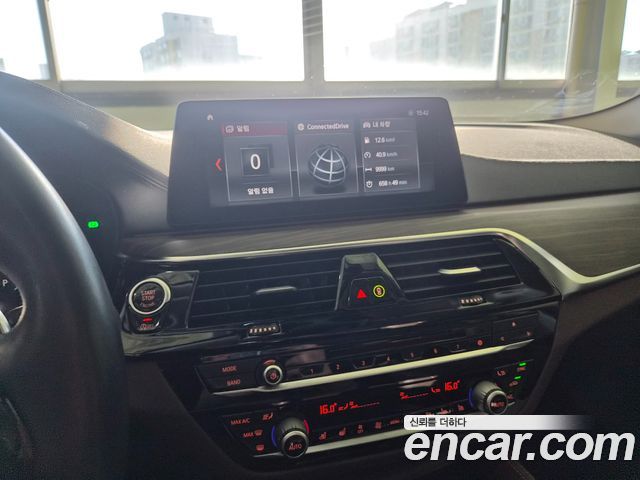 BMW 5-Series 2018 — photo 18