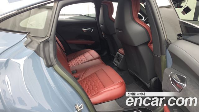 Audi e-tron GT 2022 — photo 18