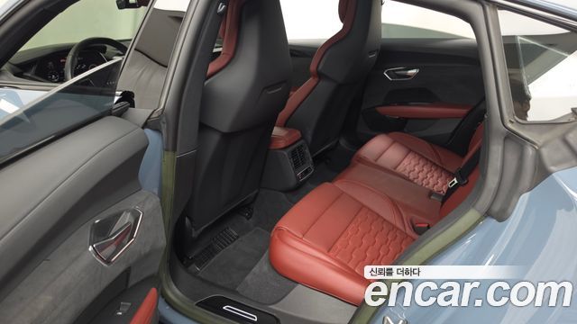 Audi e-tron GT 2022 — photo 16
