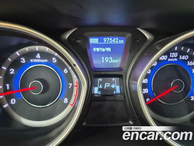 Hyundai AVANTE 2013 — photo 13