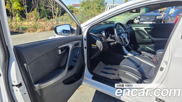 Hyundai AVANTE 2014 — photo 10