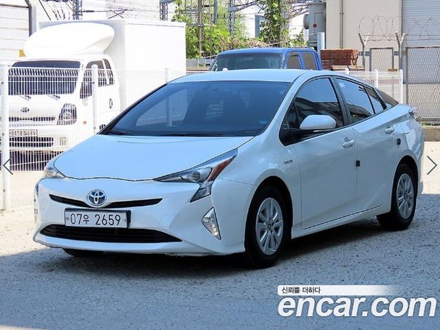 Toyota Prius 2018 — photo 2