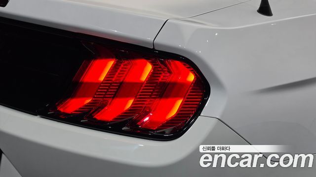 Ford Mustang 2022 — photo 9