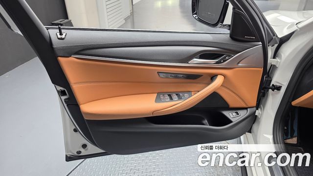 BMW 5-Series 2023 — photo 14