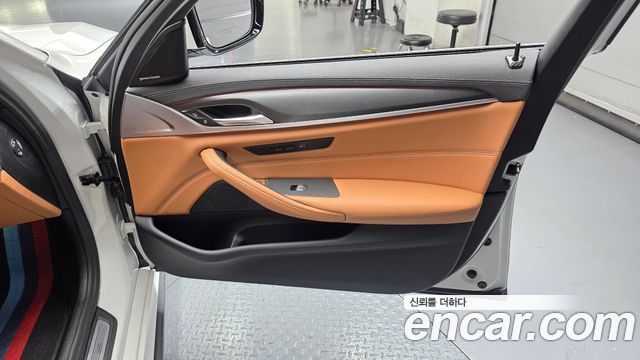 BMW 5-Series 2023 — photo 15