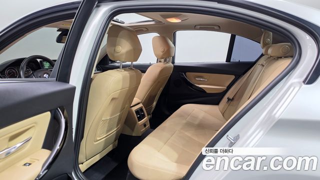 BMW 3-Series 2018 — photo 11