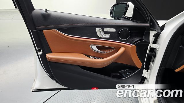 Mercedes-Benz E-Class 2021 — photo 14