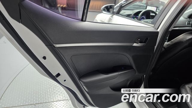 Hyundai AVANTE 2016 — photo 15