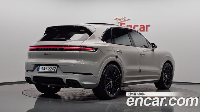 Porsche Cayenne 2024 — photo 2