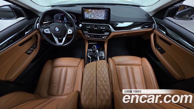 BMW 5-Series 2022 — photo 10