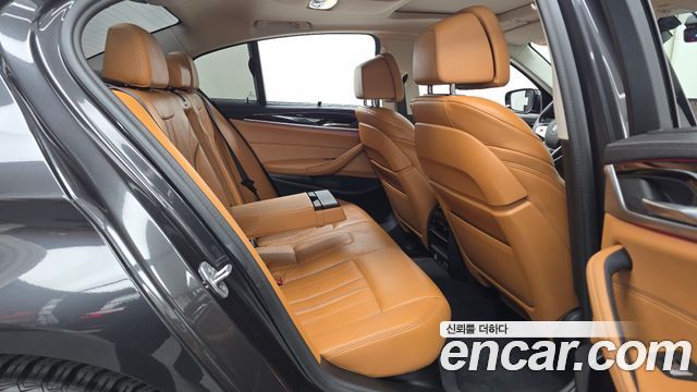 BMW 5-Series 2022 — photo 18