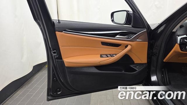 BMW 5-Series 2022 — photo 14