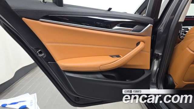 BMW 5-Series 2022 — photo 15