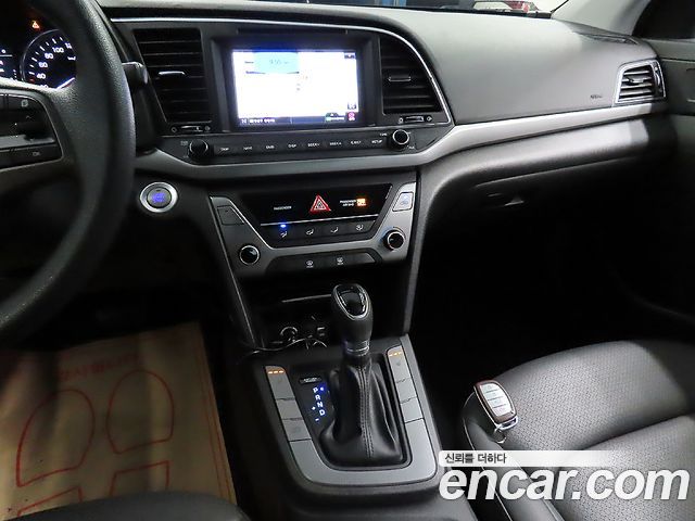Hyundai AVANTE 2018 — photo 11