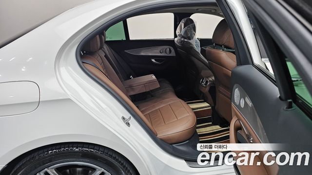 Mercedes-Benz E-Class 2019 — photo 17
