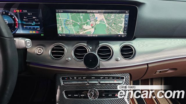 Mercedes-Benz E-Class 2019 — photo 18