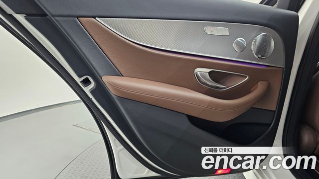Mercedes-Benz E-Class 2019 — photo 15