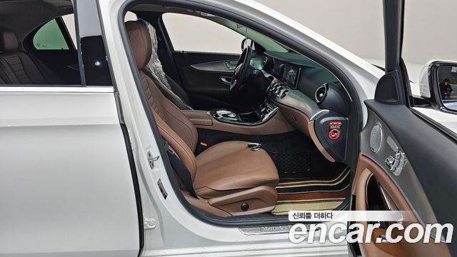 Mercedes-Benz E-Class 2019 — photo 16