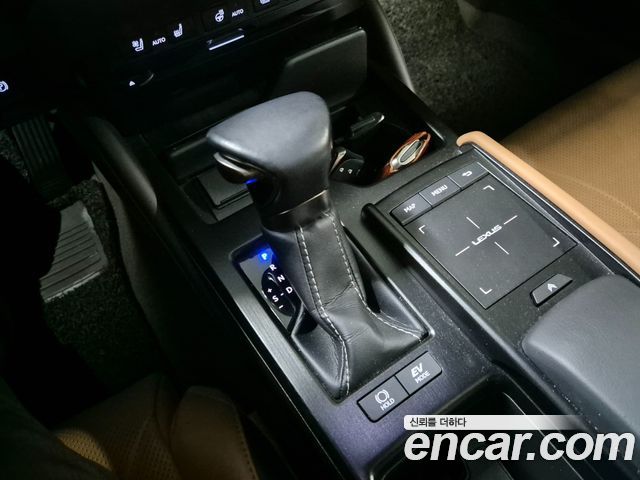 Lexus ES 2021 — photo 10