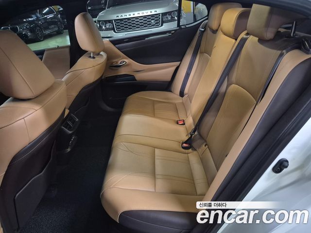 Lexus ES 2021 — photo 11