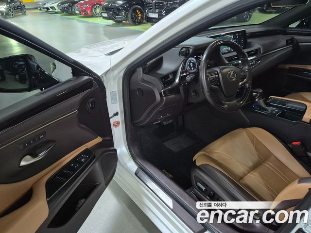 Lexus ES 2021 — photo 12