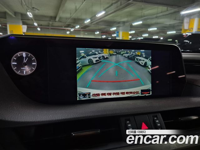Lexus ES 2021 — photo 14