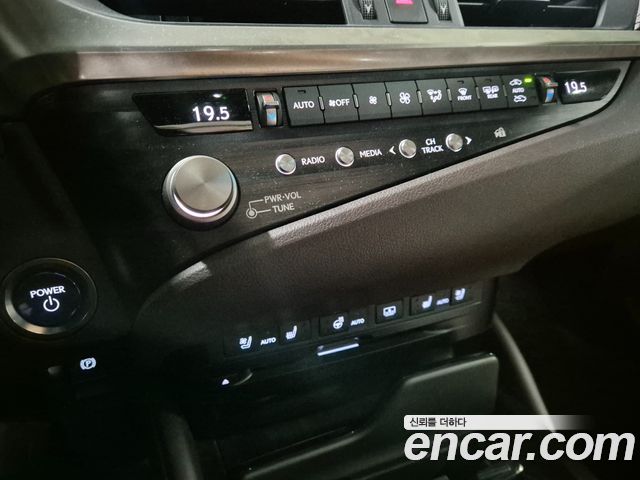 Lexus ES 2021 — photo 16