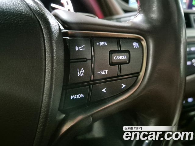 Lexus ES 2021 — photo 17