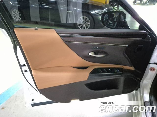 Lexus ES 2021 — photo 19