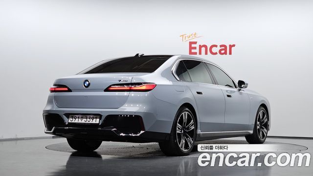 BMW 7-Series 2023 — photo 2