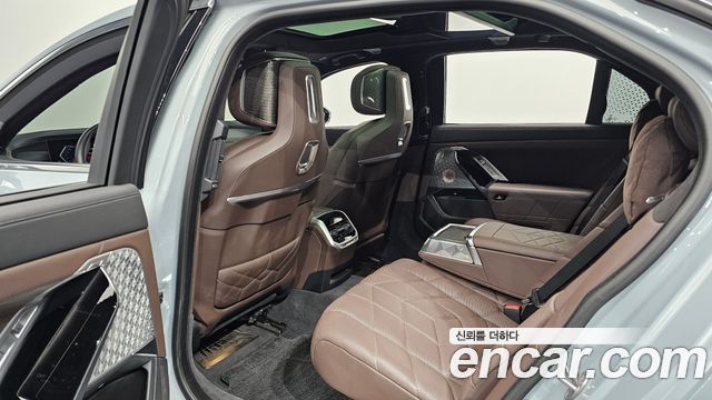 BMW 7-Series 2023 — photo 18