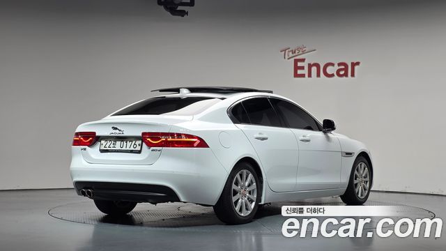 Jaguar XE 2017 — photo 2