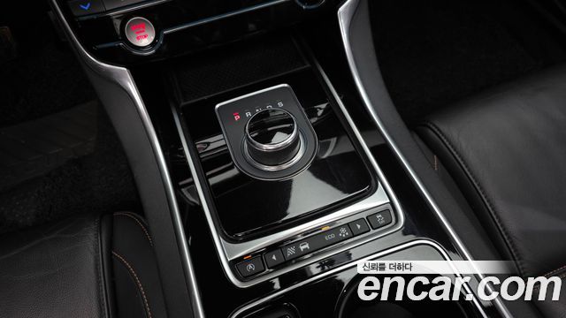 Jaguar XE 2017 — photo 9