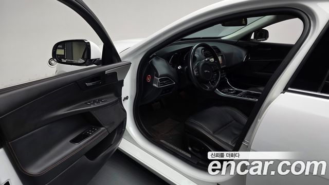 Jaguar XE 2017 — photo 10
