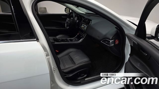Jaguar XE 2017 — photo 11