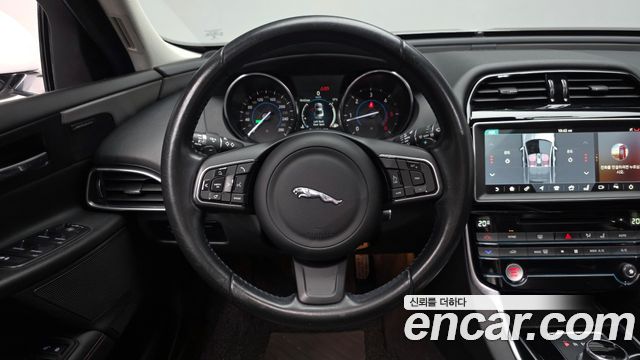 Jaguar XE 2017 — photo 13