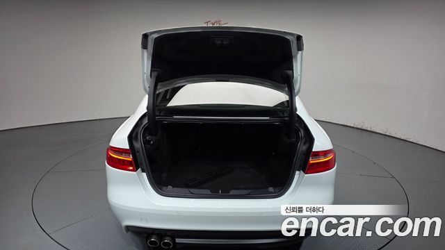 Jaguar XE 2017 — photo 20