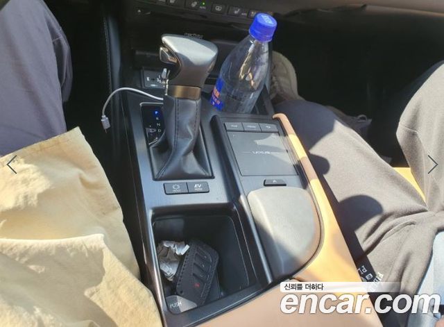 Lexus ES 2022 — photo 9