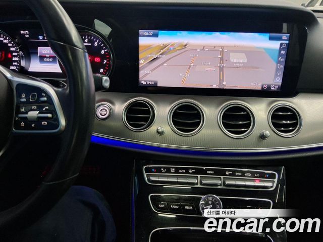 Mercedes-Benz E-Class 2019 — photo 17