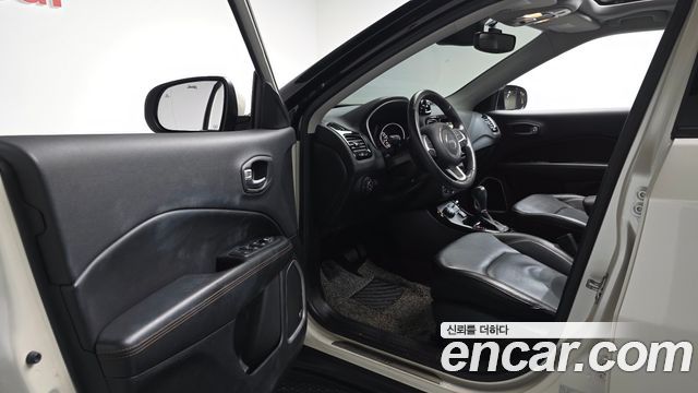 Jeep Compass 2018 — photo 13