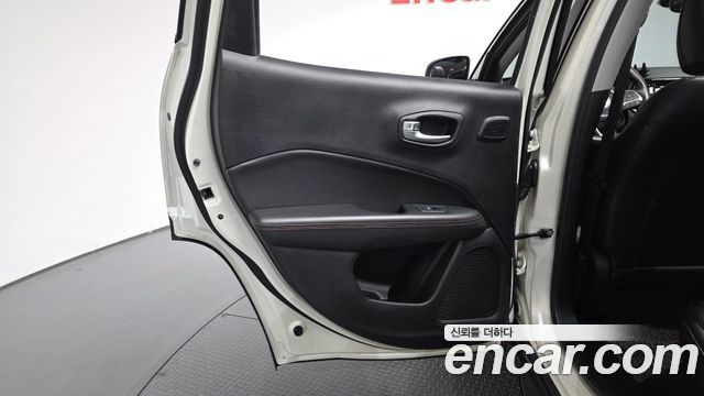 Jeep Compass 2018 — photo 15