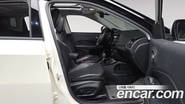 Jeep Compass 2018 — photo 16